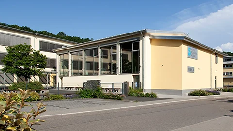Seitliche Schulhof-Außenansicht der neuen Sport- bzw. Mehrzweckhalle der Aloys-Henhöfer-Schule in Pfinztal