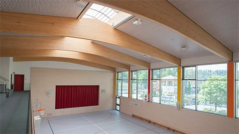 Innenansicht der neuen Sporthalle mit Bühne der Aloys-Henhöfer-Schule, Pfinztal