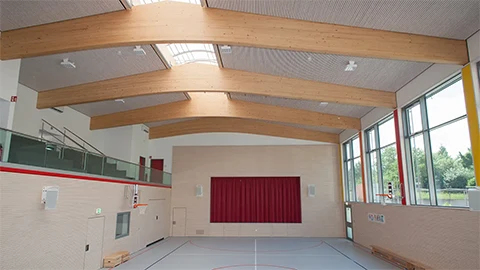 Frontale Innenansicht der neuen Sporthalle mit Bühne der Aloys-Henhöfer-Schule, Pfinztal