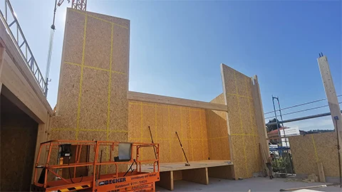 Montage der Bühnenkonstruktion der Aloys-Henhöfer-Schule Pfinztal