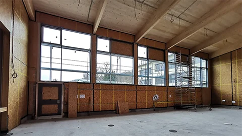 Montage der Seitenwand mit Glasfront der Sporthalle der Aloys-Henhöfer-Schule Pfinztal