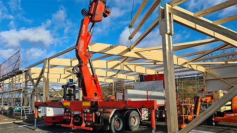 Montage des Holztragwerks der Lager- und Produktionshallen der Flachdach Solar GmbH + Co. KG