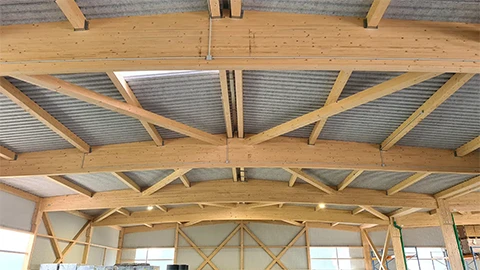Innenansicht des Holztragwerks der neuen Produktions- und Lagerhallen der Flachdach Solar GmbH + Co. KG