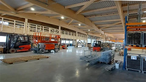 Innenansicht des Holztragwerks der neuen Produktions- und Lagerhallen der Flachdach Solar GmbH + Co. KG samt Zwischendecke