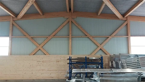 Seitenansicht Holztragwerk Flachdach Solar GmbH + Co. KG