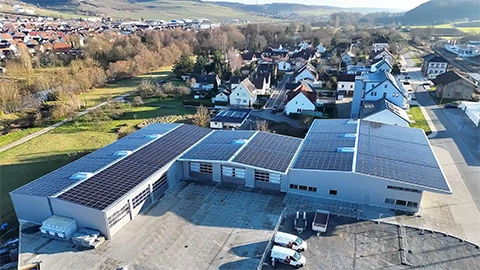 Vogelperspektive der neuen Hallen von Flachdach Solar GmbH + Co. KG