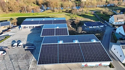 Weitere Vogelperspektive der neuen Hallen von Flachdach Solar GmbH + Co. KG