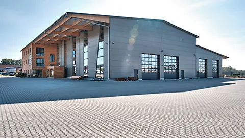 Hönle Holzbau & Zimmerei, Außenansicht mit Schleppdach