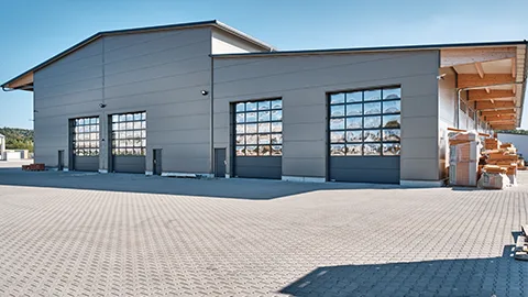 Hönle Holzbau & Zimmerei, seitliche Außenansicht mit Schleppdach
