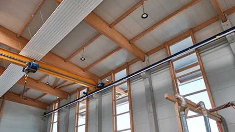 Innenansicht Holz-Dachtragwerk der Abbundhalle Hönle Holzbau & Zimmerei