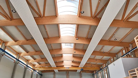 Innenansicht Holz-Dachtragwerk der Abbundhalle Hönle Holzbau & Zimmerei