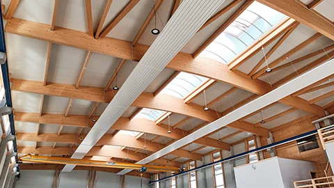 Seitliche Innenansicht Holz-Dachtragwerk der Abbundhalle Hönle Holzbau & Zimmerei