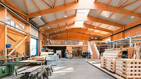 Innenansicht mit BSH-Bindern, Holzbau Kiefer, Ortenberg