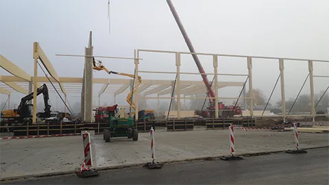 Montage des Holztragwerks der Logistikhalle MCC GmbH Neustadt (bei Coburg)