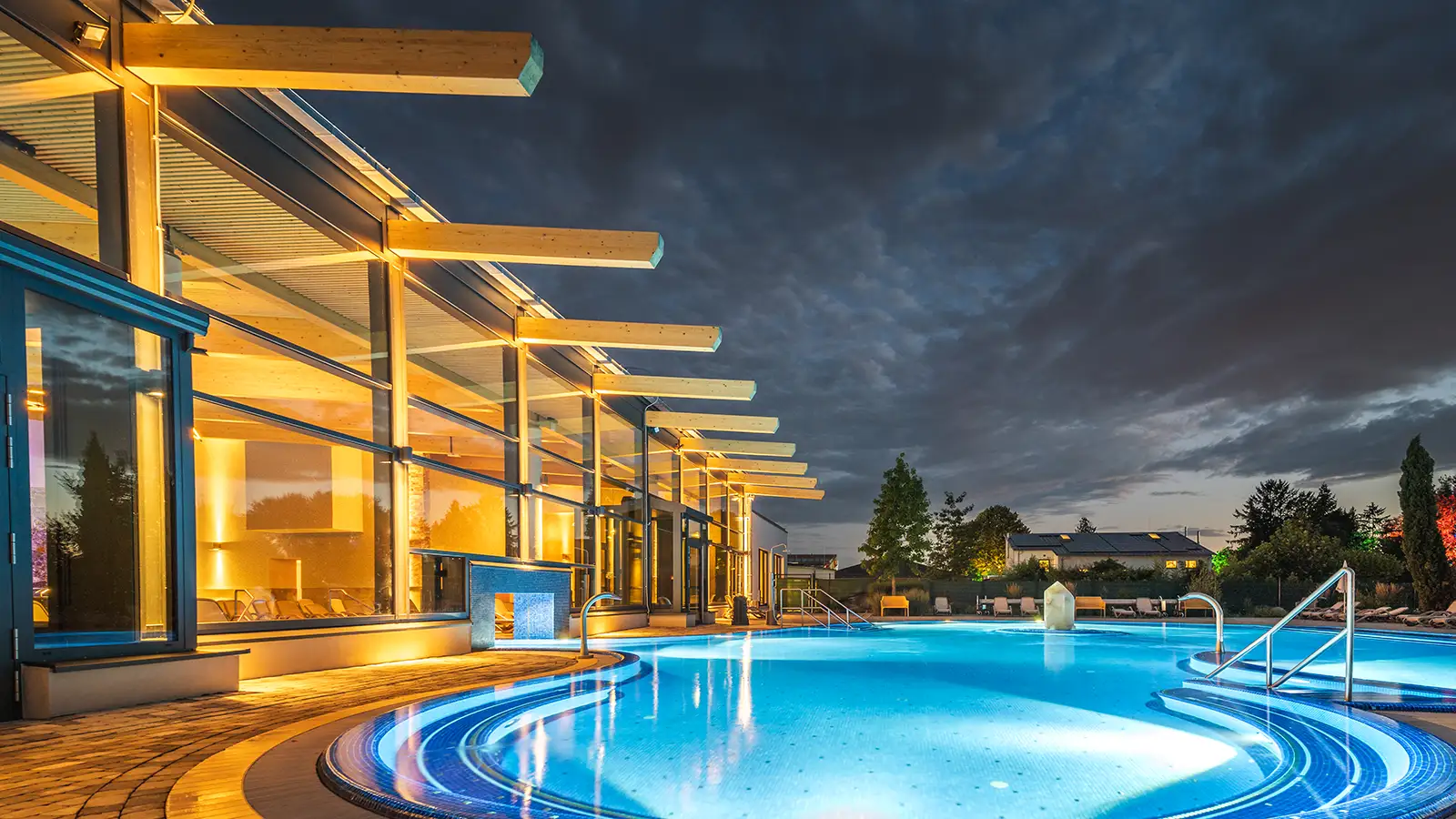 Außenansicht bei Nacht der Kristalltherme Miramar, Weinheim