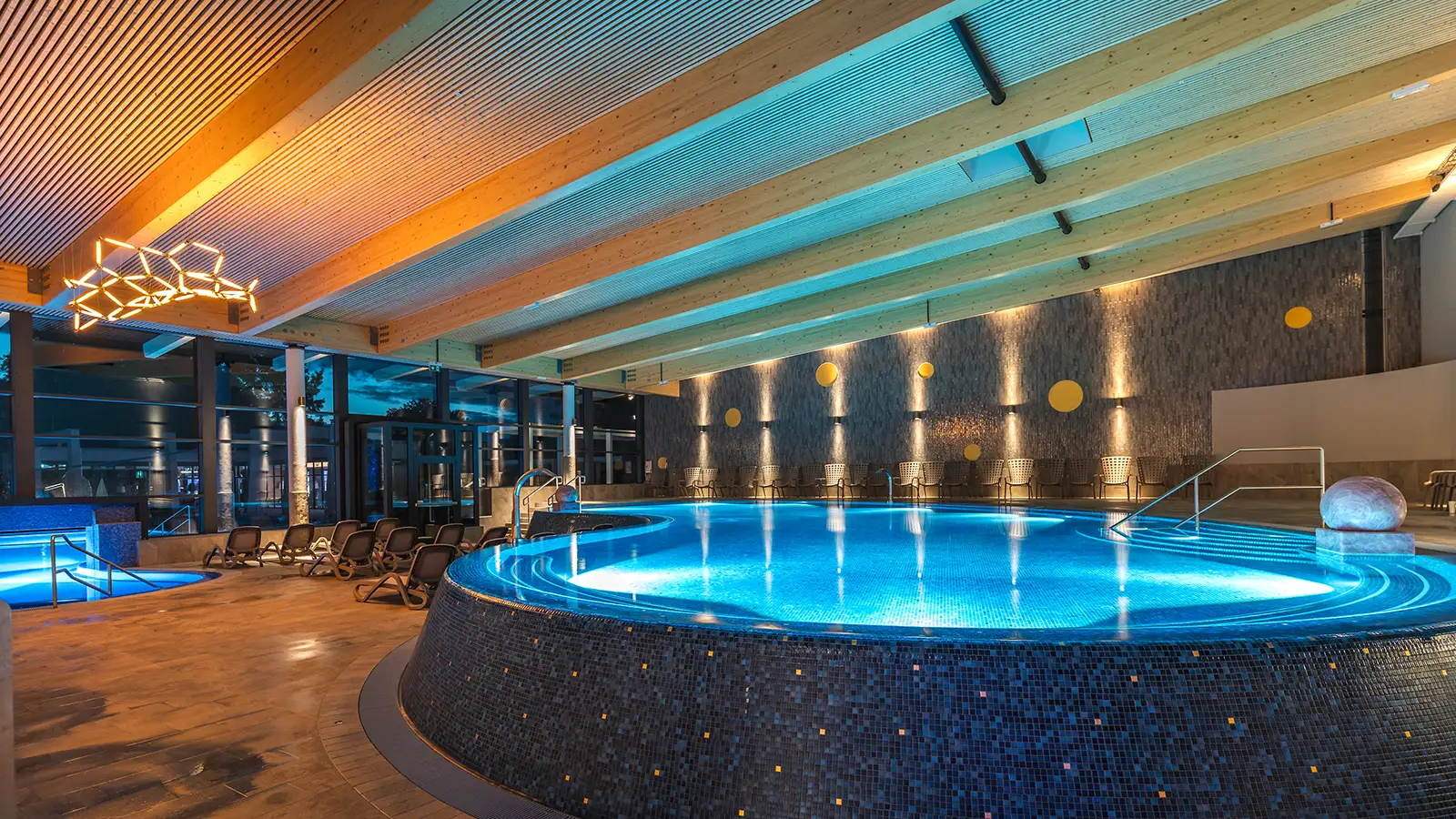 Innenansicht bei Nacht der Kristalltherme Miramar, Weinheim
