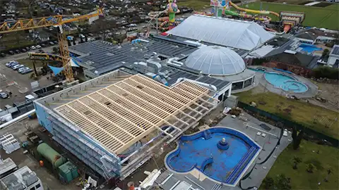 Vogelansicht des Holztragwerks des Freizeitzentrums Miramar kurz nach der Montage