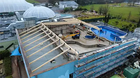 Weitere Vogelansicht des Holztragwerks des Freizeitzentrums Miramar kurz nach der Montage