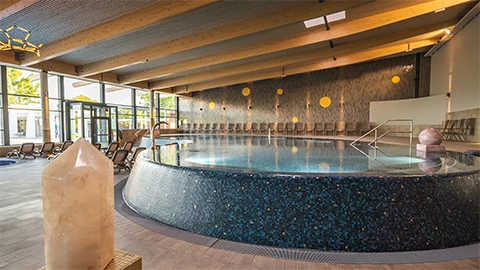 Innenansicht mit großem Kristall der Therme Miramar, Weinheim
