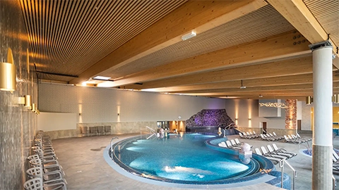 Innenansicht der Kristalltherme des Freizeitbades Miramar in Weinheim