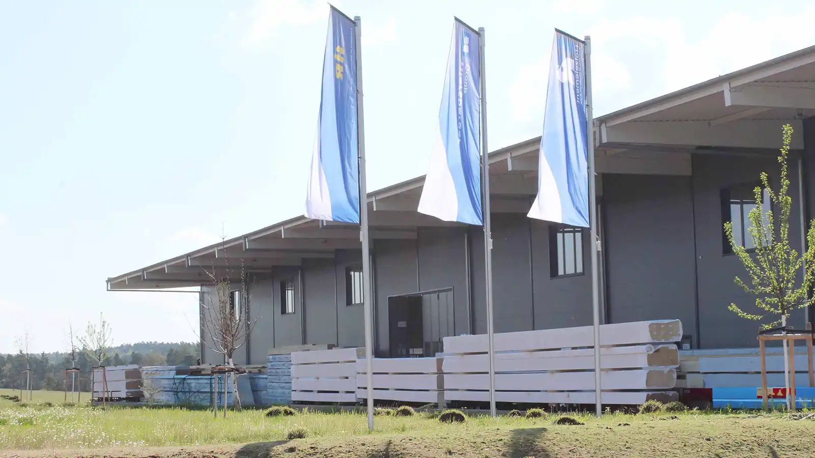Aussenansicht der neuen Abbundhalle HR Holzelement, Röttenbacher Holzbau Lichtenau-Unterrottmannsdorf