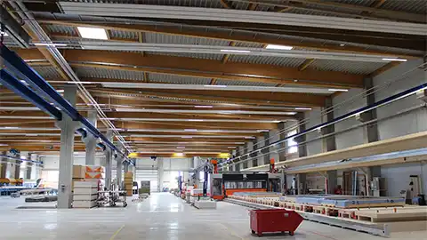 Weitere Innenansicht der Produktionshalle HR Holzelement von der Niersberger Group, Holzbau Röttenbacher in Lichtenau-Unterrottmannsdorf