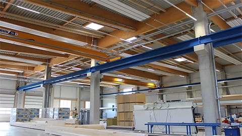 Seitliche Innenansicht der Produktionshalle HR Holzelement von der Niersberger Group